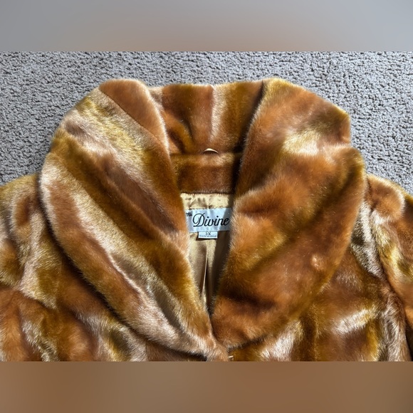 Ms. Divine Immitation Fur Coat.
Size: 3X. Women’s - Picture 9 of 16